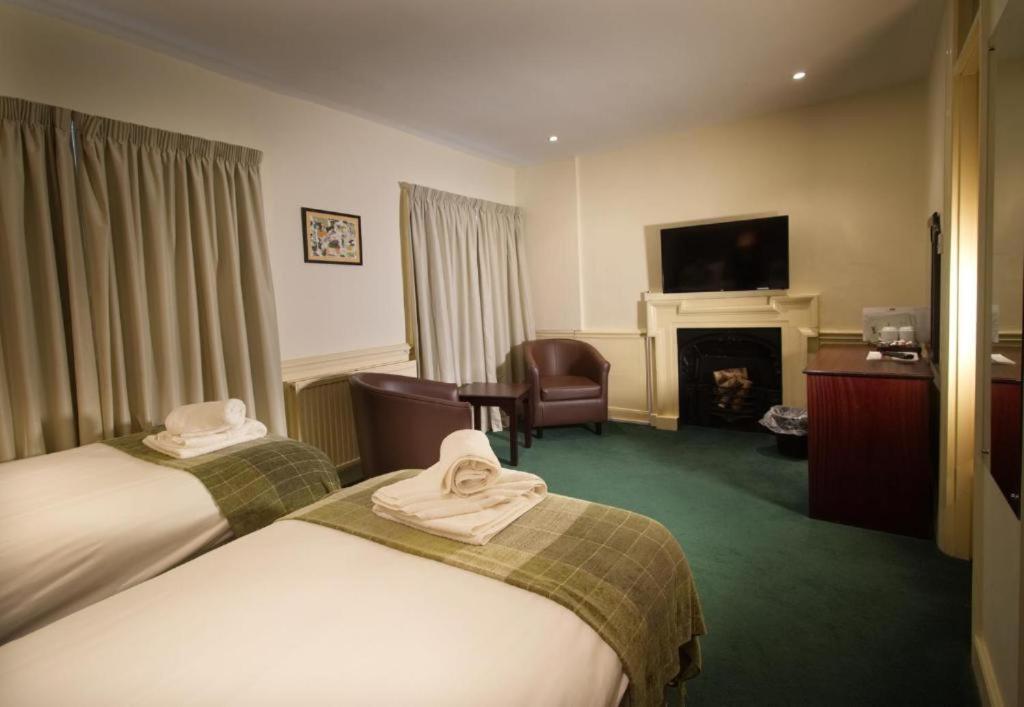 New Inn Hotel Lechlade Bagian luar foto