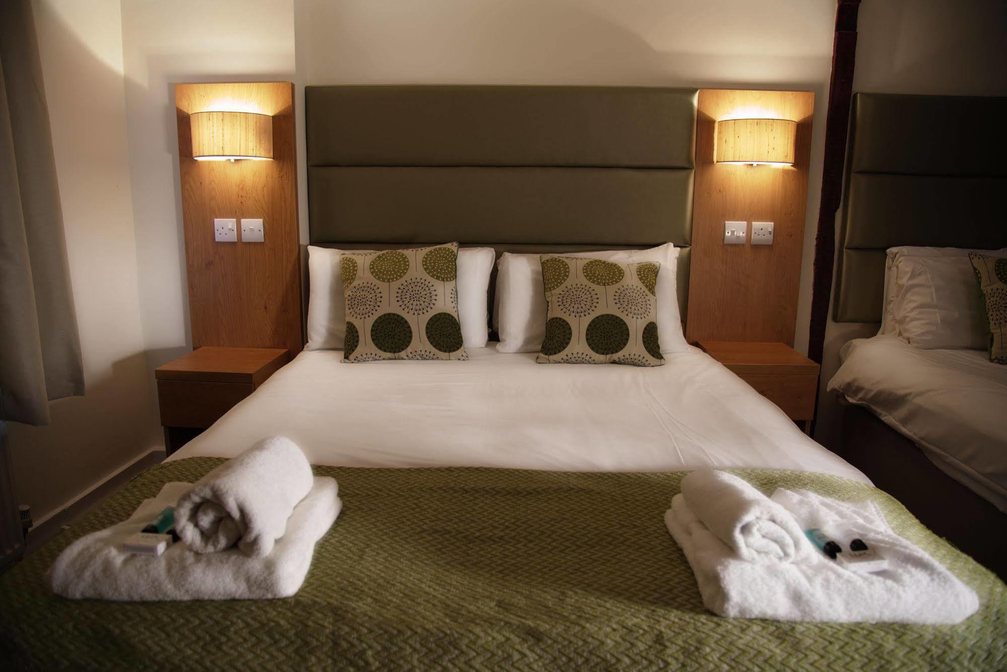New Inn Hotel Lechlade Bagian luar foto